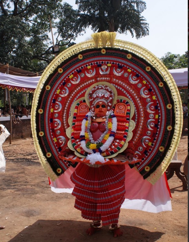 Madayil Chamundi Theyyam / Pathalamoorthi Theyyam
