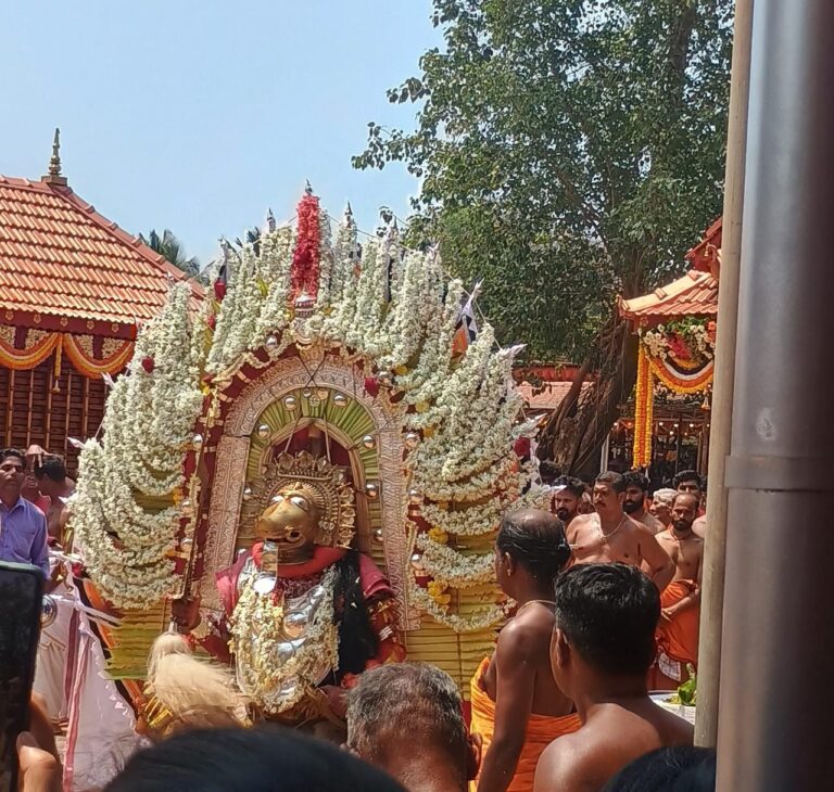 Padinjar Chamundi Theyyam / Padinjatta Chamundi Theyyam