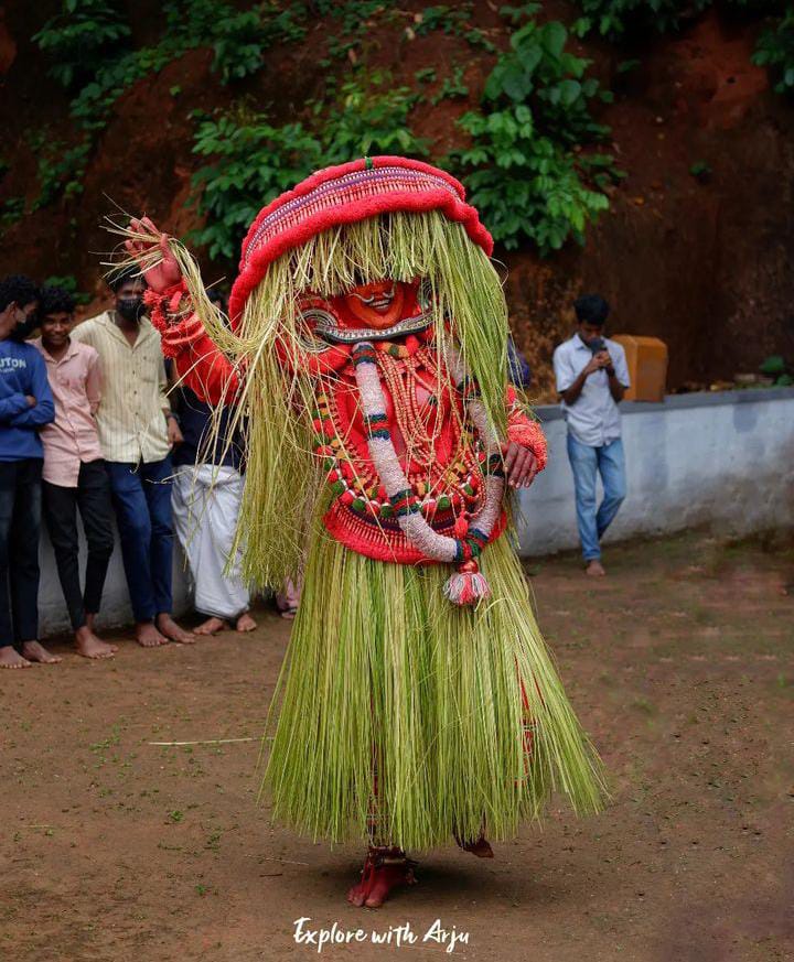 Uchitta Bhagavathi Theyyam / Vadakkinakathachi Theyyam